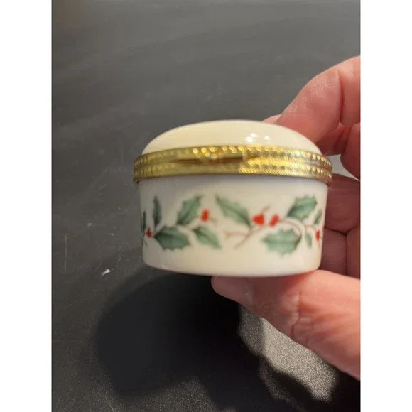 Lenox Trinket Box Hinged Lid Round Holiday Holly Berries Christmas Jewelry Jar - Picture 6 of 10